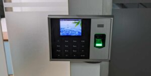 lắp đặt máy chấm công văn phòng